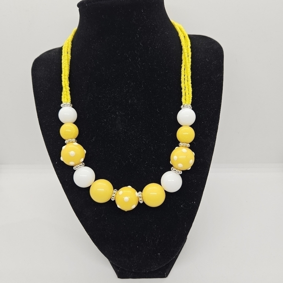 Jewelry - funky yellow and white beaded retro necklace